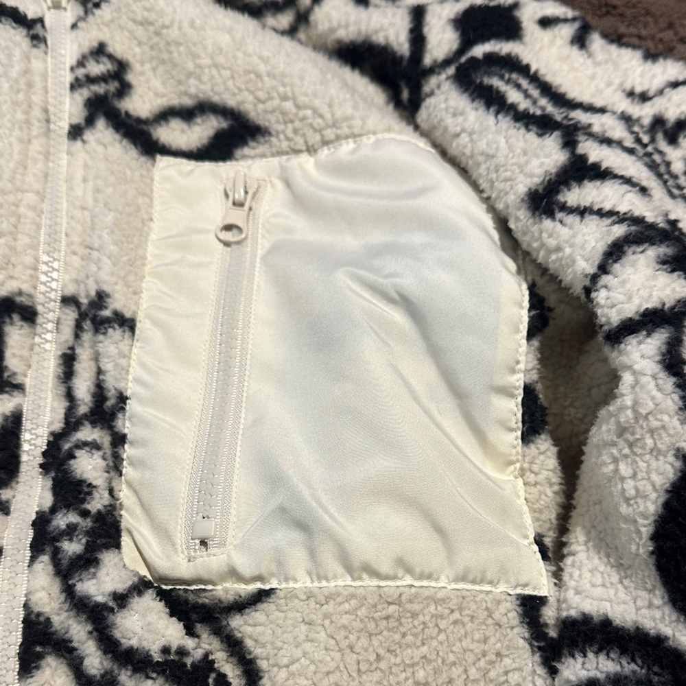 Como Blu-Floral Sherpa Jacket - Black and Cream - Picture 2 of 9